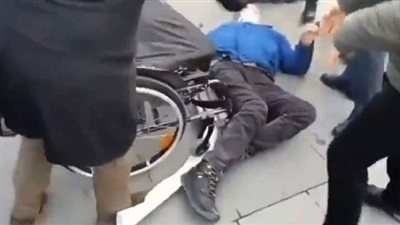الشرطة التركية تعتدي على نائب «قعيد» وتسقطه من كرسيه المتحرك| فيديو