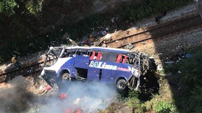 مصرع 12 شخصا وإصابة العشرات سقطت بهم حافلة من ارتفاع 100 متر في بوليفيا