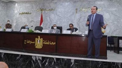 محافظ سوهاج يبحث آليات تطوير 7 مراكز و181 قرية