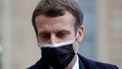 ماكرون يعرب عن تضامنه مع عائلات رجال الشرطة ضحايا 