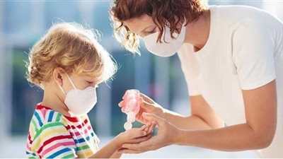 الأطفال معرضون للخطر بسبب سلالة كورونا الجديدة.. أطباء يضعون روشتة الوقاية.. والنظافة والتعقيم والتباعد الاجتماعي ضرورة