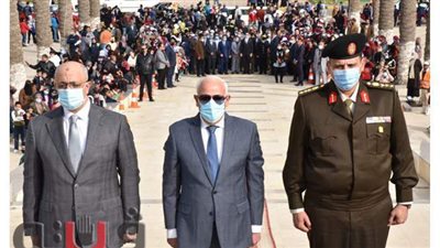 محافظ بورسعيد يضع إكليلا من الزهور على نصب الشهداء في أعياد النصر| صور