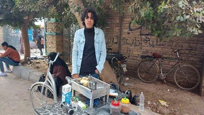 طالب يحول دراجته لكافتيريا متنقلة.. حسن: لا أمتلك من الدنيا إلا الدراجة.. وأتمنى مساعدتي في ترخيص المشروع