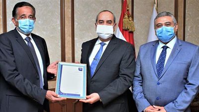 وزير الطيران المدني يتسلم تجديد اعتماد شهادة الأيزو