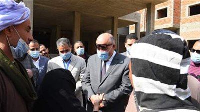 محافظ قنا يأمر بتوفير سيارة لنقل مُسنة إلى المستشفى | صور