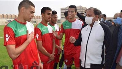 بالزي الرياضي.. رئيس جامعة بني سويف يطلق ضربة بداية بين التجارة والتربية الرياضية