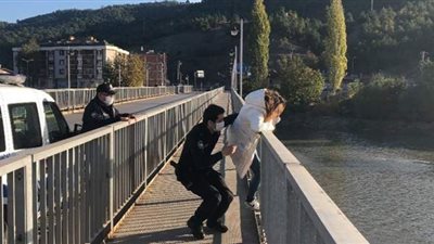 لعجزها عن شراء الخبز.. سيدة تركية تقبل على الانتحار| فيديو