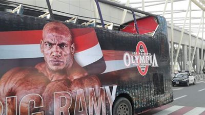 لحظة وصول أتوبيس بيج رامي إلى مطار القاهرة | فيديو