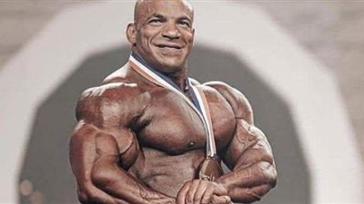 سيارة مكشوفة في استقبال بيج رامي أمام مطار القاهرة