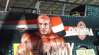 شاشات عملاقة بمطار القاهرة لاستقبال البطل العالمي بيج رامي | صور