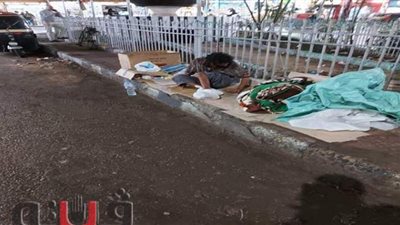 عم محمد.. مسن يواجه البرد وكورونا في شوارع السنطة بالغربية