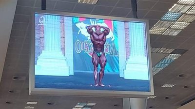 قبل ساعات من وصوله.. صالات السفر بمطار القاهرة تتزين بصور بيج رامي