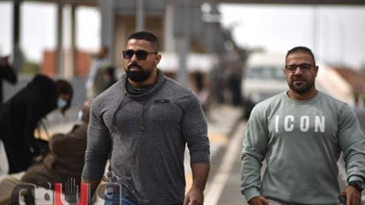 توافد أصدقاء بيج رامي على مطار القاهرة لاستقباله | صور