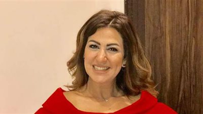 المذيعة دينا عبد الكريم تعلن إصابتها بكورونا: معظمنا إيجابيون ومحظوظ اللي يعرف بالصدفة