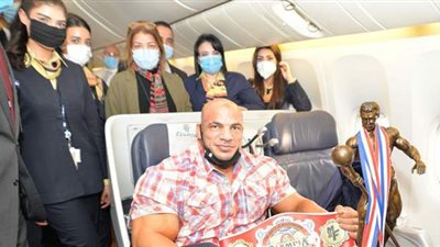 ٣ صور ترصد وصول بيج رامي إلي مطار القاهرة