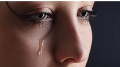 معنى رؤية البكاء في المنام وعلاقته بالفرج والنجاة من الكرب والعمر الطويل