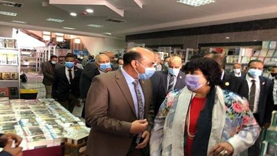 وزيرة الثقافة ومحافظ أسوان يفتتحان معرض الجامعة الأول للكتاب | صور