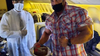 زوجة ووالدة بيج رامي في استقباله بمطار القاهرة