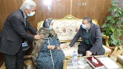 إعانات مالية لـ 7 حالات إنسانية بالمنوفية | صور
