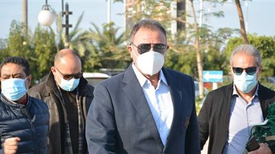 الخطيب وفاروق جعفر وأيمن يونس أول الحضور بجنازة رئيس الزمالك | فيديو