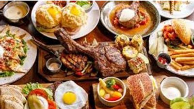 تفسير حلم الطعام في المنام وعلاقته بكثرة الخير والكرم والأخبار السعيدة