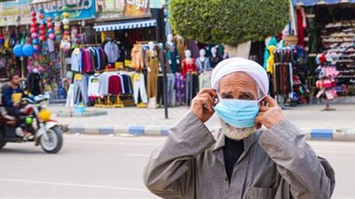 شباب مطروح يوزعون الكمامات بالشوارع مجانا على المارة | صور