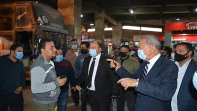 محافظ القليوبية يتفقد الإجراءات الاحترازية بموقف بنها العمومي ويحرر 15 محضرا للمخالفين