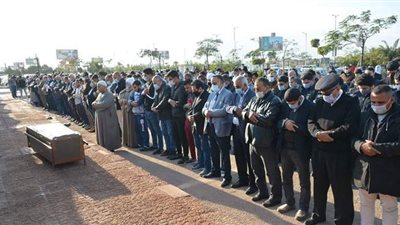 تشييع جنازة رئيس الزمالك بحضور أشرف صبحي والخطيب | فيديو وصور