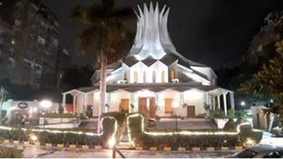 أشجار الكريسماس وأضواء الميلاد تزين الأسقفية قبل قداس العيد