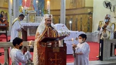 الأقباط الكاثوليك يؤدون قداس عيد الميلاد المجيد بالإسماعيلية | صور