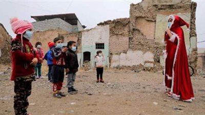كريسماس وسط الدمار.. ماما نويل تصنع الفرحة لأطفال العراق | صور