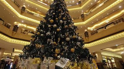 لتشويه ولي العهد.. قصة شجرة الكريسماس المفبركة بالسعودية | صور