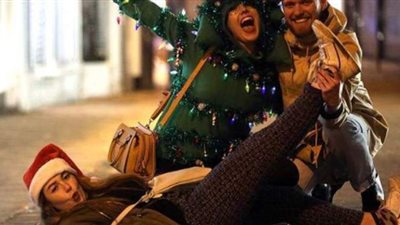 رغم شراسة السلالة الجديدة.. بريطانيون يحتفلون بالكريسماس وسط كورونا | صور