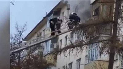 لحظة إنقاذ امرأة وطفلين من شقة محترقة بالدور الرابع في روسيا| فيديو