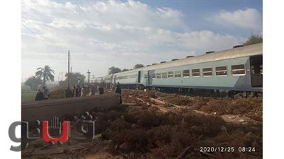 خروج قطار عن القضبان في محطة قفط بقنا | صور