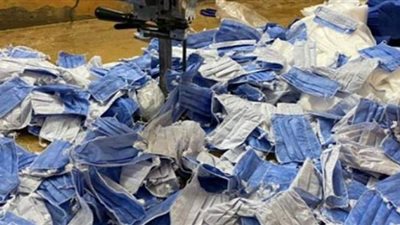 ضبط 4500 كمامة مجهولة المصدر داخل مصنع مستلزمات طبية بالقطامية