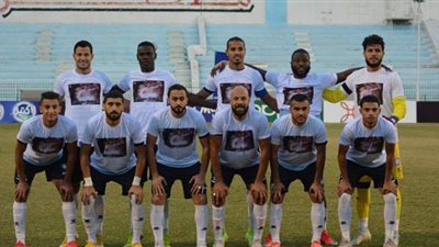 تيشرتات تحمل صورة فايز ودقيقة حدادا على روح رئيس الزمالك قبل مباراة المحلة والجيش | صور