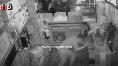 لحظة التعدى بالضرب على طفل داخل مقلة بالدقهلية| فيديو