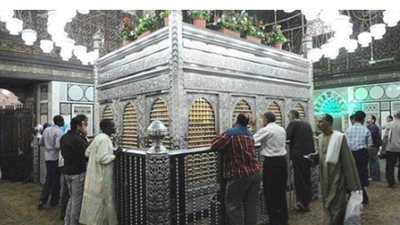 ما حكم الصلاة في المساجد التي بها أضرحة؟.. دار الإفتاء تجيب