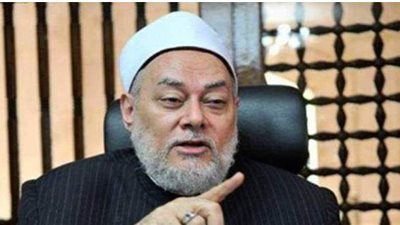 ما حكم اقتداء النساء بالإمام عن طريق مكبرات الصوت؟.. مفتي الجمهورية السابق يجيب