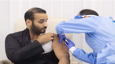 ولي العهد السعودي يتلقى اللقاح المضاد لكورونا على الهواء | فيديو