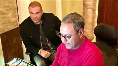 عمرو دياب ينشر صورة من كواليس طرح أغاني ألبومه 