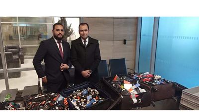 ضبط محاولة تهريب شيش إلكترونية ومستلزماتها بمطار القاهرة | صور