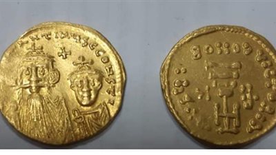 إحباط محاولة تهريب 85 عملة أثرية إلى أمريكا بمطار القاهرة | صور