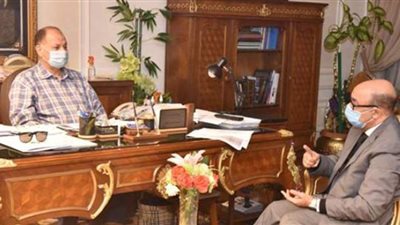 محافظ أسيوط يناقش آلية توزيع لقاح كورونا بالمراكز الصحية