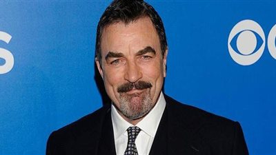 توم سيليك يحتفل بعيد الميلاد على طريقته الخاصة