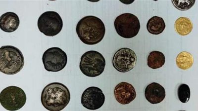 التحقيق في ضبط 85 عملة أثرية بمطار القاهرة