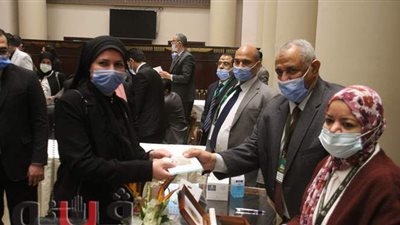 28 نائبا من تنسيقية شباب الأحزاب يستخرجون كارنيه البرلمان | صور