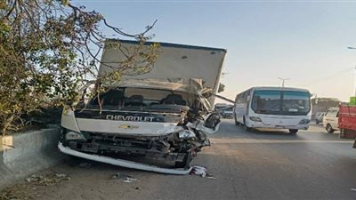 إصابة سائقين بحادث تصادم سيارتين بالطريق الزراعي 