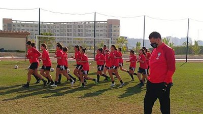 مدرب منتخب الكرة النسائية: حققنا استفادة فنية أمام لبنان رغم الهزيمة